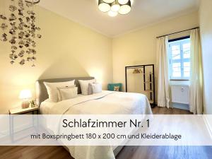 Postel nebo postele na pokoji v ubytování GRÄFIN ANNA - Design-Apartment mit 2 Schlafzimmer - in der historischen Hinterburg Schlitz - mit Aufzug, Parkplatz & Garten - Hunde willkommen