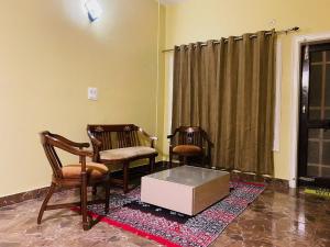 Posezení v ubytování Home Stay Haldwani
