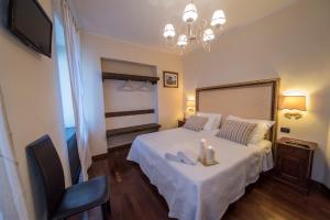 una camera da letto con un letto con due candele sopra di Suite Assisi ad Assisi Altre 109 foto