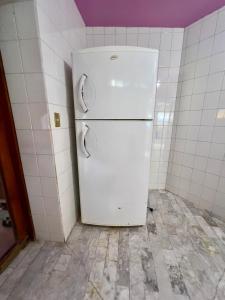 un réfrigérateur blanc dans un coin d'une cuisine dans l'établissement Chalet 1 hectárea junto al río y montaña a 20 min de Orizaba, à Nogales