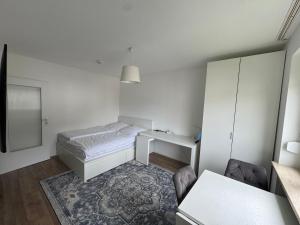 a small bedroom with a bed and a desk at Exklusives Studio im Zentrum in Rosenheim