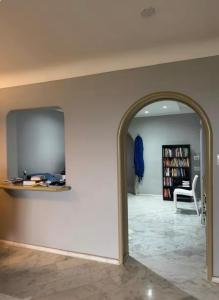 an archway in a room with a living room at Quarto Vila Madalena in Sao Paulo