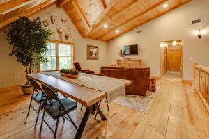 Un comedor con una mesa y un sofá. en Game Room and Fire Pit Sprawling Westfield Retreat!, en Westfield