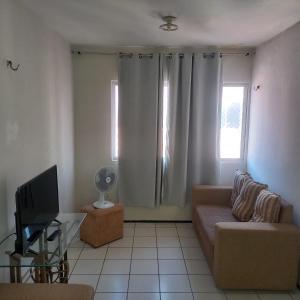 フォルタレザにあるApartamento Econômico e Aconchegante de 2 quartosのソファとテレビのあるリビングルーム