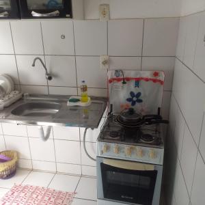 フォルタレザにあるApartamento Econômico e Aconchegante de 2 quartosの小さなキッチン(コンロ、シンク付) +4枚の写真