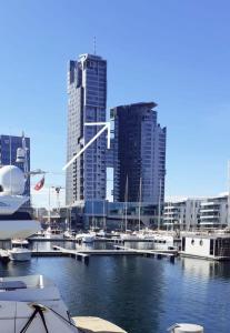 Nespecifikovaný výhled na destinaci Gdyně nebo výhled na město při pohledu z apartmánu