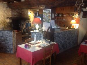Chez Stephanie في شاتورو: مطعم مع طاولة قماش وردي
