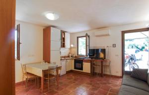 Kuchyň nebo kuchyňský kout v ubytování Gorgeous Home In Monterubbiano With Private Swimming Pool, Can Be Inside Or Outside