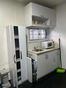 Dapur atau dapur kecil di Contenedor monoambiente Colonia del Sacramento