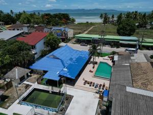 The swimming pool at or close to LEO HOSTEL