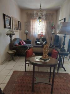 ヴァレンサにあるCasa com um quarto de casal para alugarのソファとテーブルのあるリビングルーム