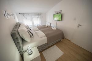 Ένα ή περισσότερα κρεβάτια σε δωμάτιο στο Apartman TRI KRALJA 3