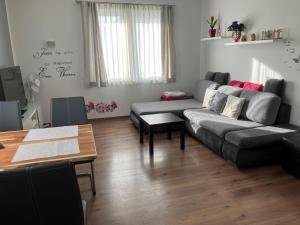 a living room with a couch and a table at Wienerwaldblick in Mauerbach