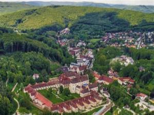 an aerial view of a town in the middle of a mountain at Wienerwaldblick in Mauerbach