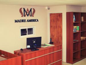 een bureau met een computer bij Posada Madre America in San Ignacio