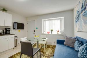 ein Wohnzimmer mit einem blauen Sofa und einem Tisch in der Unterkunft Cozy Vancouver Retreat with Backyard Oasis in Vancouver