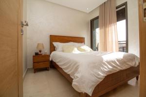 a bedroom with a large bed and a window at Studio élégant et neuf près de la gare tgv in Casablanca