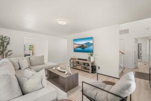 Χώρος καθιστικού στο Rancho Azalea Getaway!