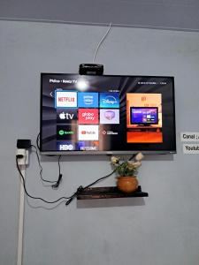 バヘイリーニャスにあるaguapé apartamento 2の壁に掛けられた薄型テレビ