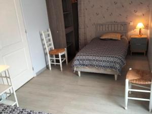 a bedroom with a bed and a table and chairs at Gîte familial avec jardin clos, à proximité de Guérande et des plages, dans le Parc de Brière - FR-1-306-1070 in Crossac