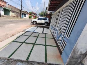 un coche aparcado en el lateral de un edificio en Casa completa, en Marituba