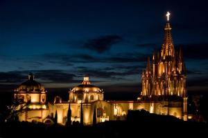 ein großes Gebäude mit einem Turm bei Nacht in der Unterkunft Depa Ideal in San Miguel de Allende