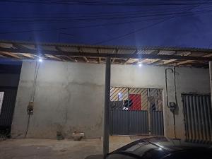 ein Gebäude mit einem Tor in der Nacht davor in der Unterkunft Alex in Castanhal