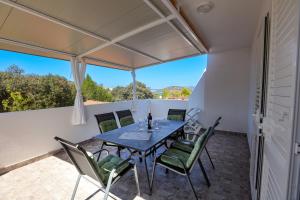 ein Esszimmer mit Tisch und Stühlen in der Unterkunft Apartments with parking space Razanj, Rogoznica - 17328 in Rogoznica