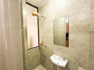 een badkamer met een wastafel en een spiegel bij tsavo roysambu in Nairobi