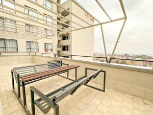 twee banken bovenop een gebouw bij tsavo roysambu in Nairobi