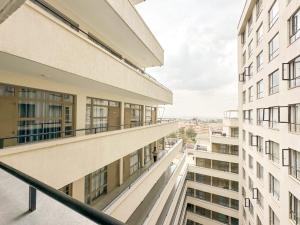 een uitzicht vanaf het balkon van een gebouw bij tsavo roysambu in Nairobi