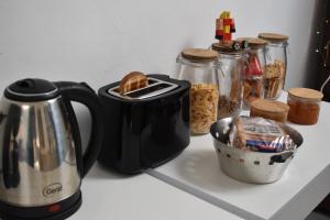 eine Theke mit einer Kaffeekanne und anderen Lebensmitteln in der Unterkunft La casita de Tomi in Colonia del Sacramento + 35 Fotos