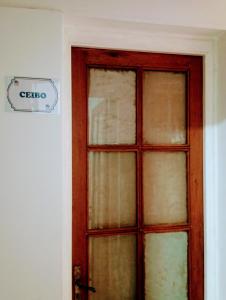una porta in una stanza con un cartello sopra di La casita de Tomi a Colonia del Sacramento