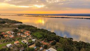 een luchtbeeld van een grote hoeveelheid water bij Pousada Texas Club in Panorama