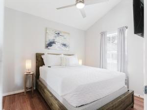 Un dormitorio blanco con una cama grande y una ventana. en Downtown Vibes - 5 Min to City Core, en Dallas