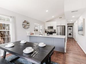 Una cocina y un comedor con una mesa de madera. en Downtown Vibes - 5 Min to City Core, en Dallas