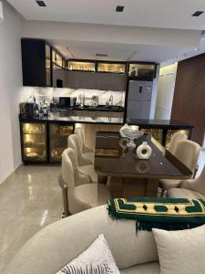 Köök või kööginurk majutusasutuses شقه فندقيه 3غرف ورسيبشن فيو بحيرة كمبوند جرين تاون