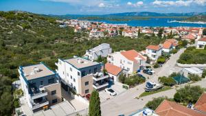 eine Luftaufnahme einer kleinen Stadt mit einem See in der Unterkunft Family-friendly apartments with swimming pool Murter - 22942 in Murter