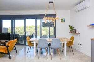 ein Esszimmer mit Tisch und Stühlen in der Unterkunft Family-friendly apartments with swimming pool Murter - 22942 in Murter