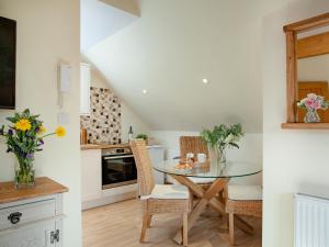 Η κουζίνα ή μικρή κουζίνα στο Orchard View-Uk40871