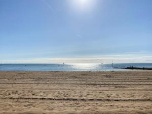 a sandy beach with the ocean in the background at Viking Bay Apartment in Broadstairs