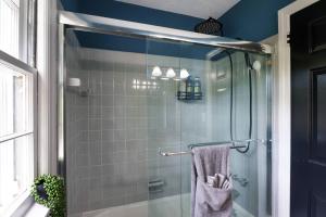 Koupelna v ubytování Exclusive Lux Home Near Town • Game Rm • Gym • 4BR + 76 fotografií