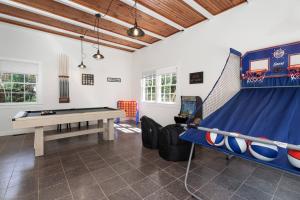 Herní místnost v ubytování Exclusive Lux Home Near Town • Game Rm • Gym • 4BR