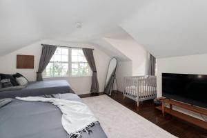 Postel nebo postele na pokoji v ubytování Exclusive Lux Home Near Town • Game Rm • Gym • 4BR