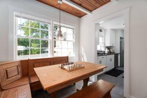 Kuchyň nebo kuchyňský kout v ubytování Exclusive Lux Home Near Town • Game Rm • Gym • 4BR