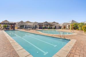 ein Swimmingpool in einem Apartmentkomplex mit Häusern in der Unterkunft Zion Basecamp with Private Pool at Home in Hurricane in Harrisburg Junction