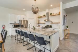 eine Küche mit einer großen Insel mit Barhockern in der Unterkunft Zion Basecamp with Private Pool at Home in Hurricane in Harrisburg Junction