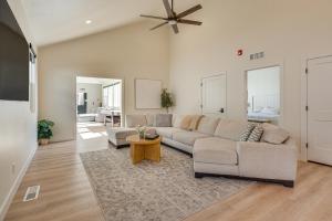 ein Wohnzimmer mit Sofa und Tisch in der Unterkunft Zion Basecamp with Private Pool at Home in Hurricane in Harrisburg Junction