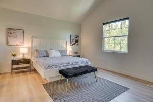 ein Schlafzimmer mit einem Bett und einem Stuhl und einem Fenster in der Unterkunft Zion Basecamp with Private Pool at Home in Hurricane in Harrisburg Junction + 20 Fotos