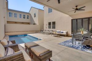 eine Terrasse mit einem Pool und Stühlen sowie ein Haus in der Unterkunft Zion Basecamp with Private Pool at Home in Hurricane in Harrisburg Junction
